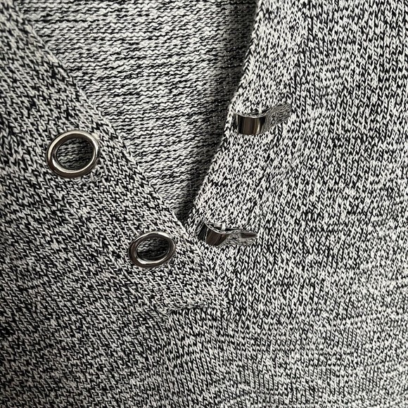 Karen Scott Women Sweater Gray Pullover V-Neck Knit With Metal Hook Clasps PS - Picture 5 of 6